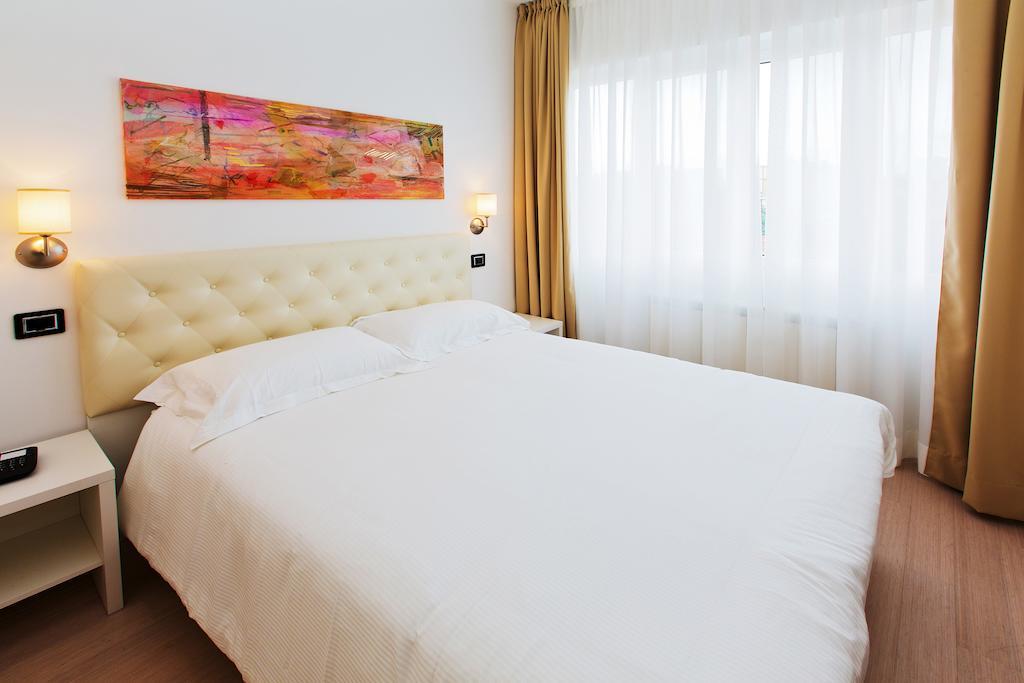Hotel Maine Finale Ligure Habitación foto