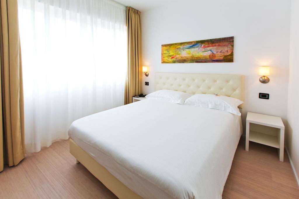 Hotel Maine Finale Ligure Habitación foto
